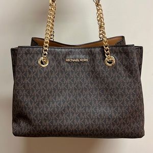 Beautiful & spacious Michael Kors shoulder bag